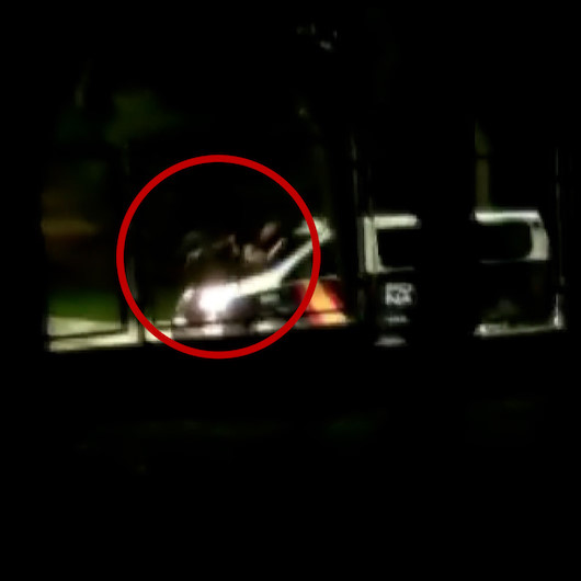 İspanyada polis, baltalı saldırganı araçla çarparak durdurmaya çalıştı